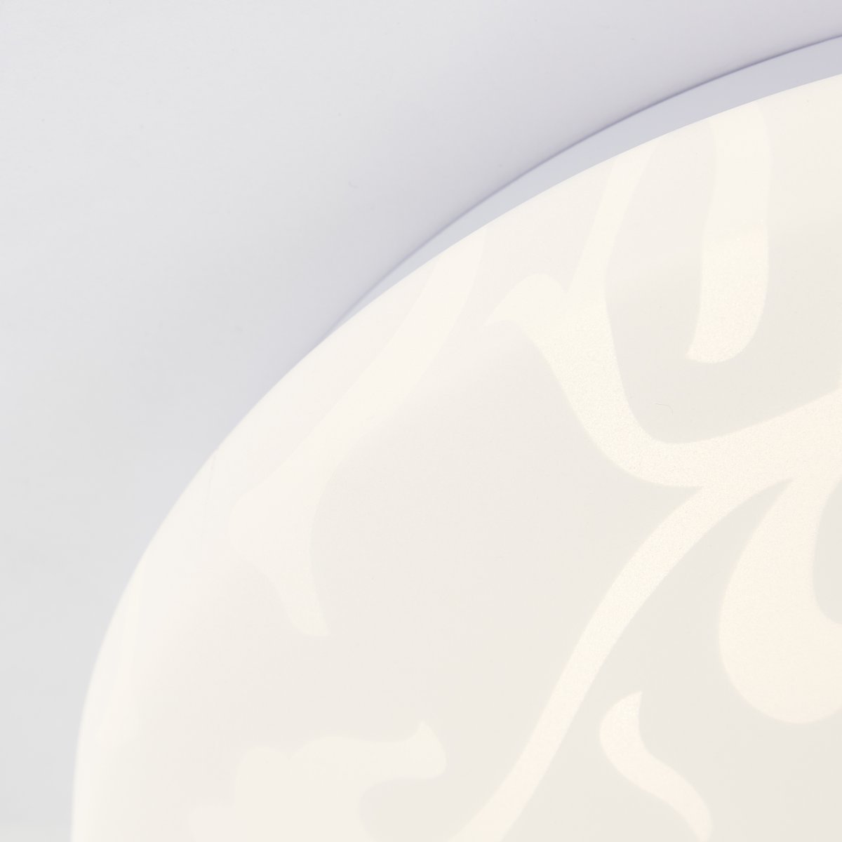 Clarica Ø26 Wit plafondlamp Van Brilliant - De geïntegreerde led-lichtbron geeft warm wit licht van 3000K en heeft een lichtsterkte van 1400 lumen - perfect voor het creëren van een aangename en goed verlichte omgeving in bijvoorbeeld een hal of keuken.