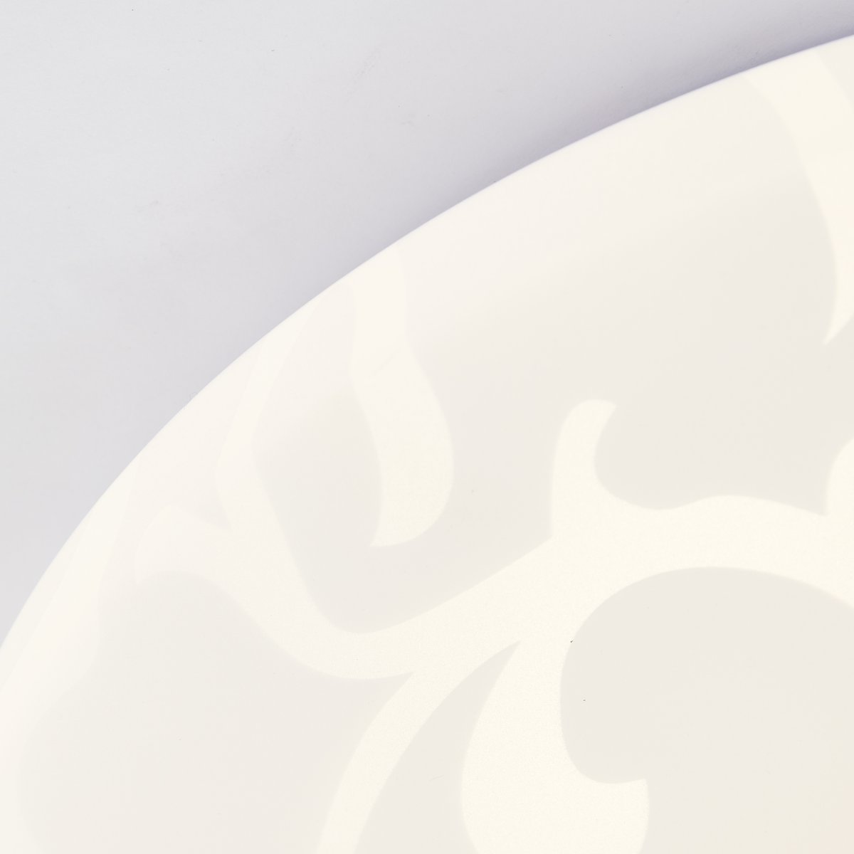 Clarica Ø34 Wit plafondlamp Van Brilliant - De geïntegreerde led-lichtbron geeft warm wit licht van 3000K en heeft een lichtsterkte van 2600 lumen - perfect voor het creëren van een aangename en goed verlichte omgeving in bijvoorbeeld een hal of keuken.