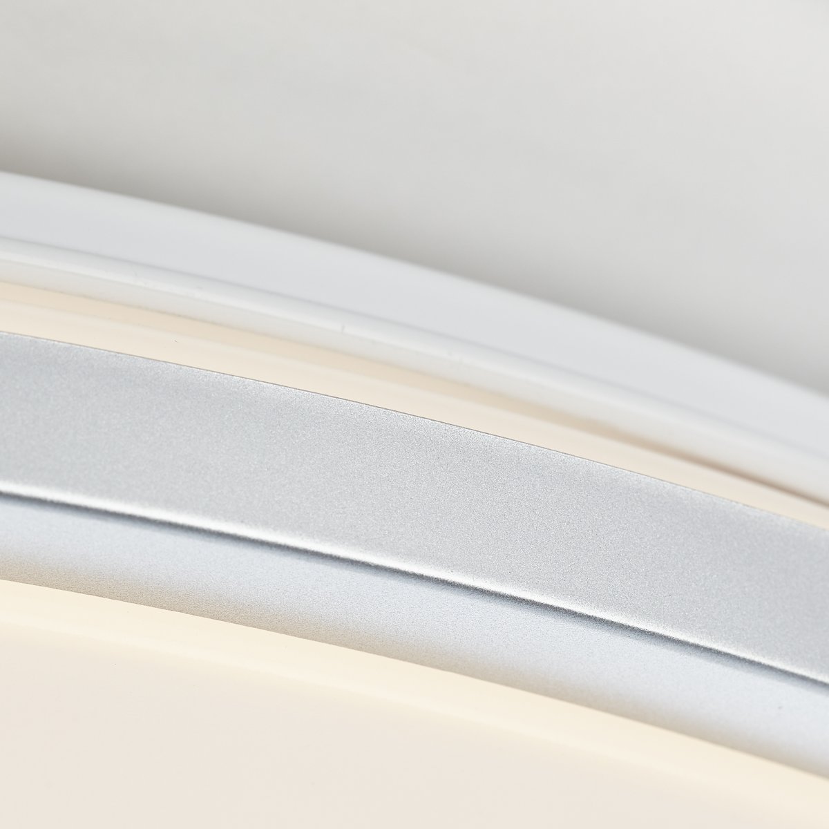 Jamil Ø48 Zilver plafondlamp Van Brilliant - Jamil is ook voorzien van een praktische timer en nachtlampfunctie, waardoor het een functionele keuze is voor bijvoorbeeld slaapkamers, hallen of woonkamers.