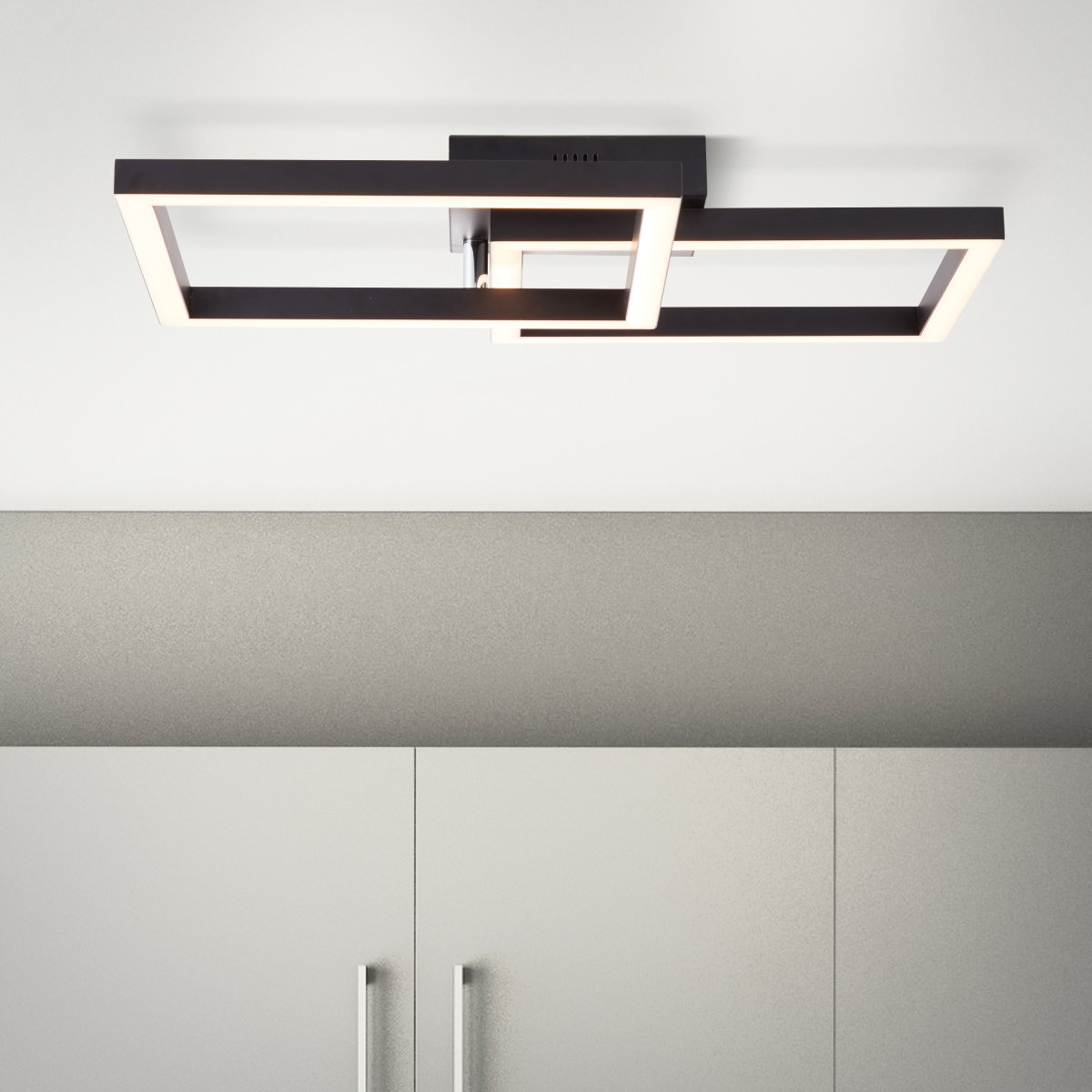 Kjorn 50cm Zwart plafondlamp Van Brilliant - Het zwarte frame en de twee vierkanten met ge&iuml;ntegreerde led geven een helder licht dat in drie stappen dimbaar is met een gewone wandschakelaar.