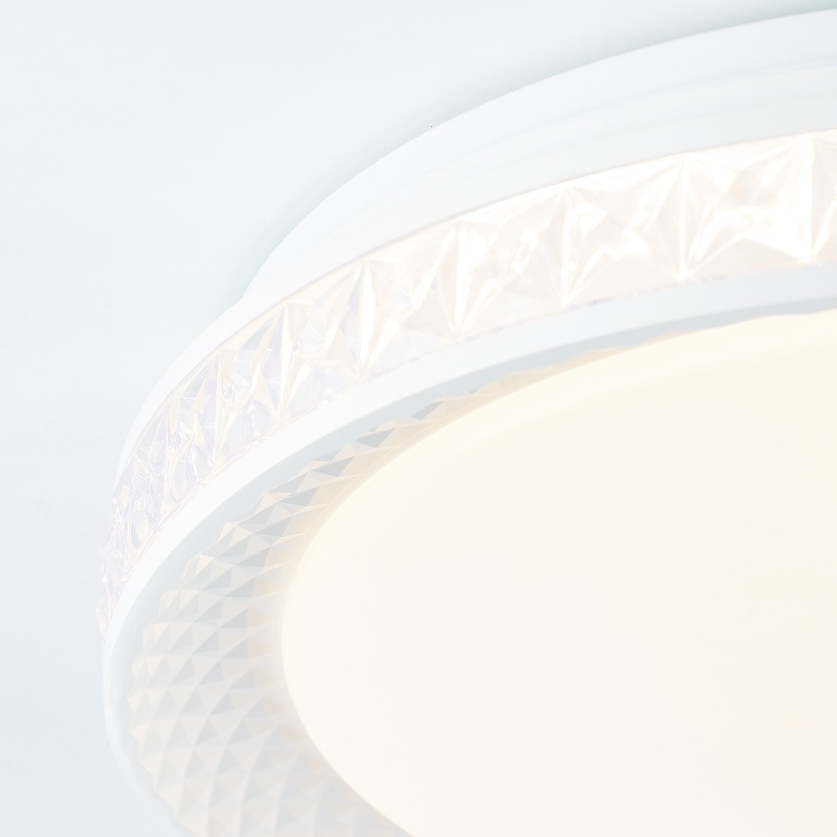 Burlie Ø40 Wit plafondlamp Van Brilliant - Het ge&iuml;ntegreerde ledpaneel straalt een helder licht van 2400 lm uit dat in drie stappen dimbaar is met de meegeleverde afstandsbediening.