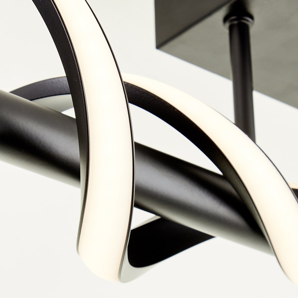 Amalie 95cm Zwart plafondlamp Van Brilliant - De lamp straalt een helder licht uit met een warmwitte kleurtemperatuur, perfect voor in de hal of keuken.