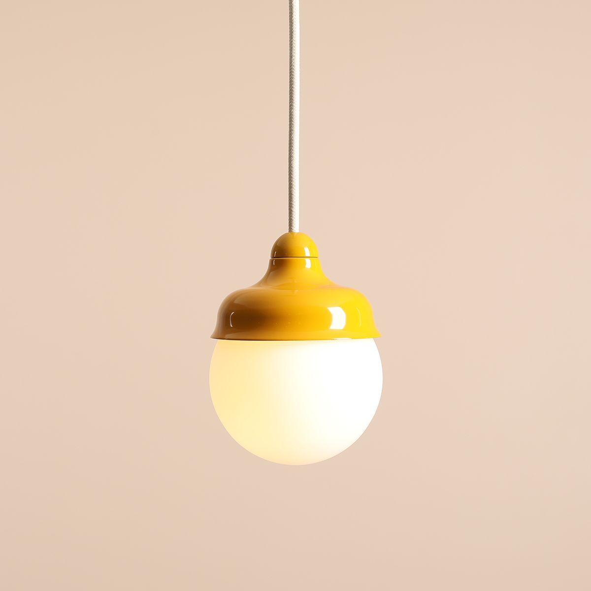Wave Ø17 Geel hanglamp Van Artera - De witte tint in combinatie met de gele details creëert harmonie en zorgt niet alleen voor goede verlichting, maar is ook een stijlvol interieurdetail in huis.