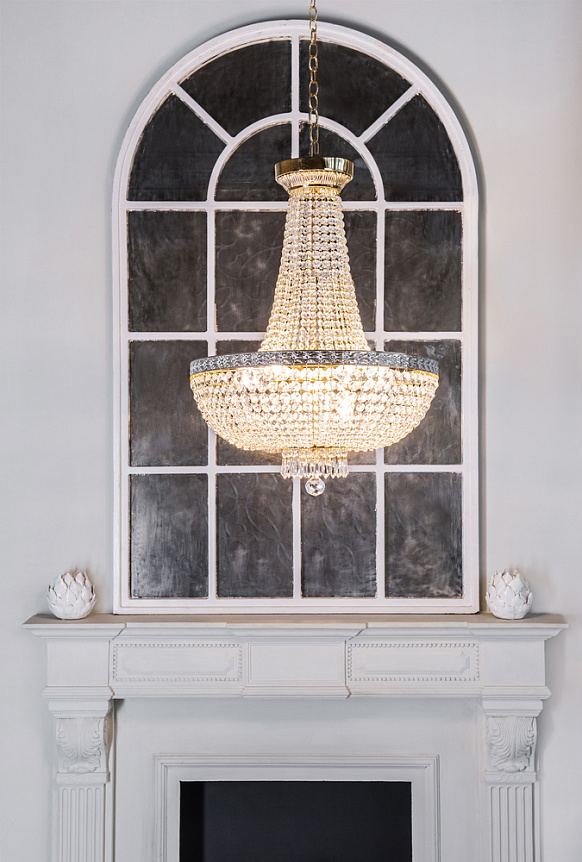 Bella Ø50 Goud kristal Van Maytoni - De fonkelende prisma's die de gehele lamp omringen, weerkaatsen het licht en cre&euml;ren een betoverende gloed in de kamer.