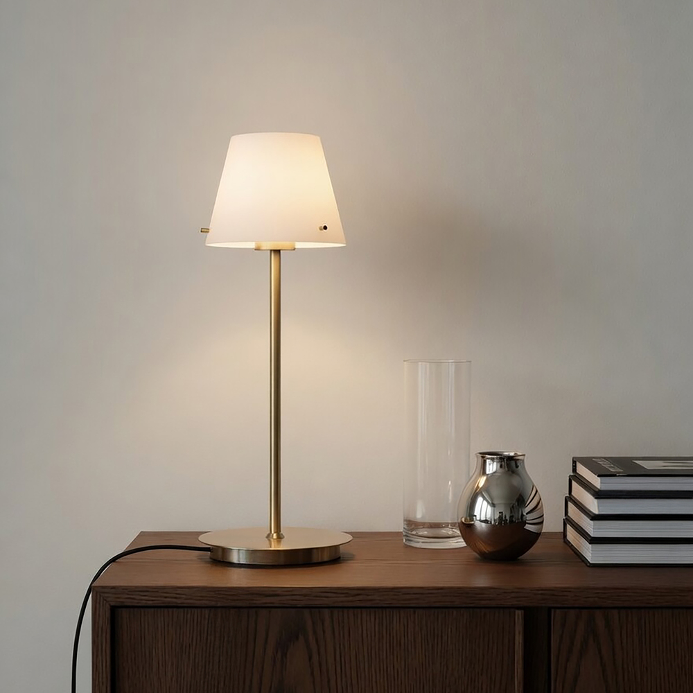 Gil 34cm Satijn messing tafellamp Van Herstal - De lamp is gemaakt van metaal met een satijn messing afwerking en heeft een witte glazen kap die een zacht en aangenaam licht verspreidt.
