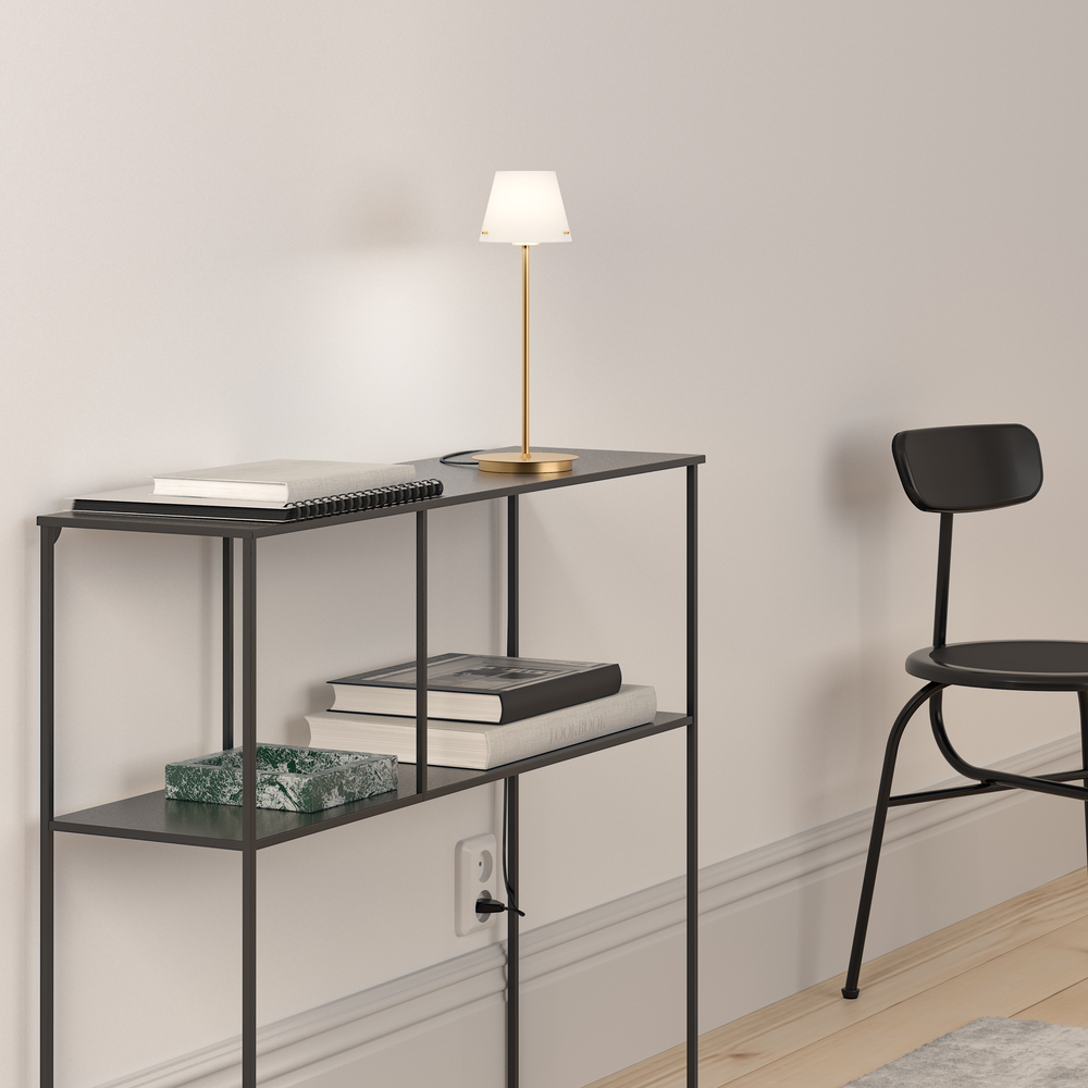 Gil 34cm Satijn messing tafellamp Van Herstal - De lamp is gemaakt van metaal met een satijn messing afwerking en heeft een witte glazen kap die een zacht en aangenaam licht verspreidt.