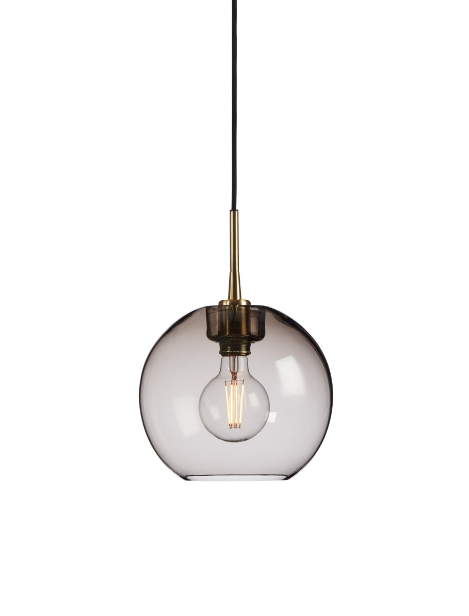 Gloria Ø26 Gerookt/messing hanglamp Van Belid - Dankzij de prachtige lichtstroom is Gloria een echte blikvanger in de kamer, perfect voor boven de eettafel, in de woonkamer of als luxe detail in de hal.