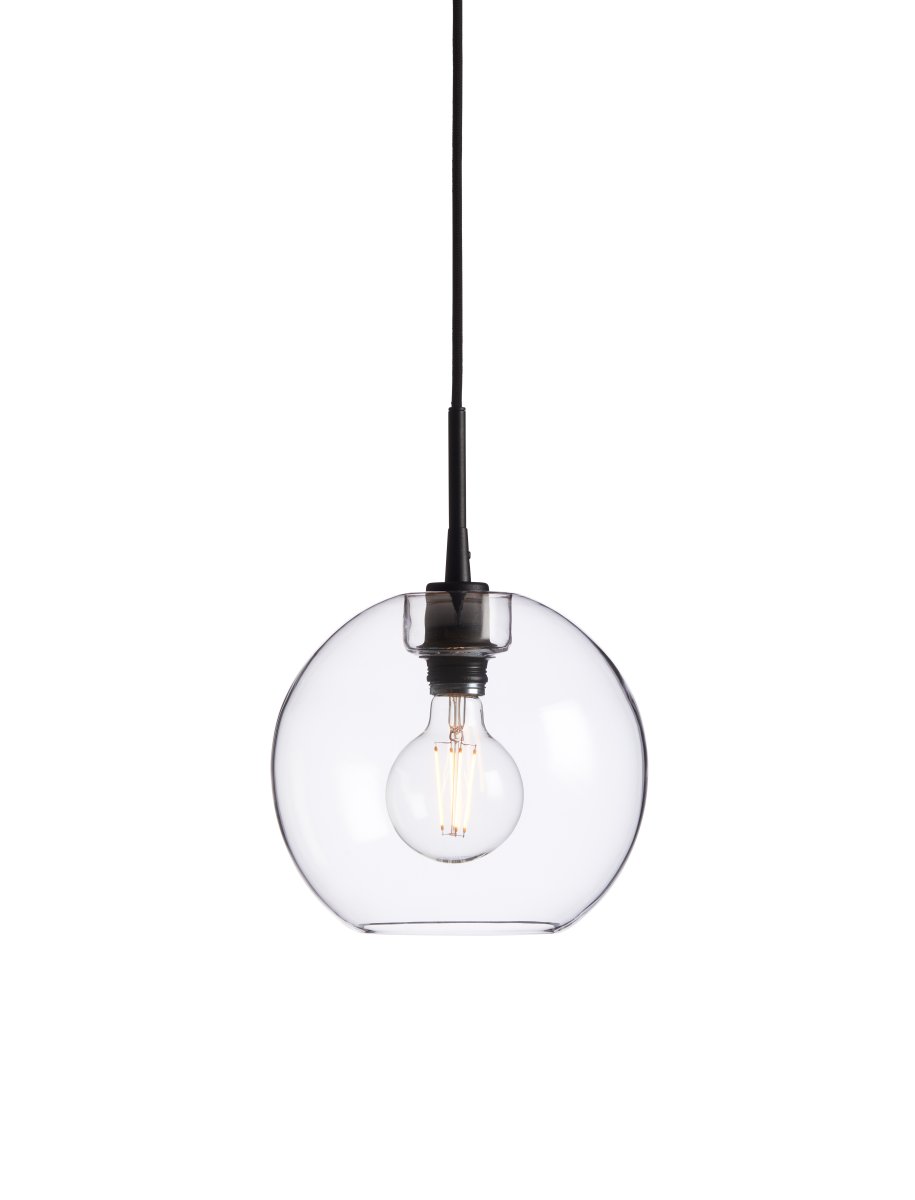 Gloria Ø26 Transparant/zwart hanglamp Van Belid - Dankzij de prachtige lichtstroom is Gloria een echte blikvanger in de kamer, perfect voor boven de eettafel, in de woonkamer of als luxe detail in de hal.