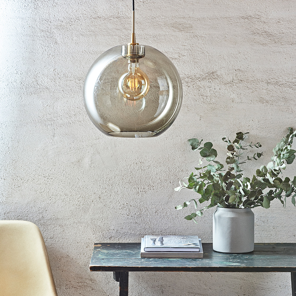 Gloria Ø32 Gerookt/messing hanglamp Van Belid - Dankzij de prachtige lichtstroom is Gloria een echte blikvanger in de kamer, perfect voor boven de eettafel, in de woonkamer of als luxe detail in de hal.