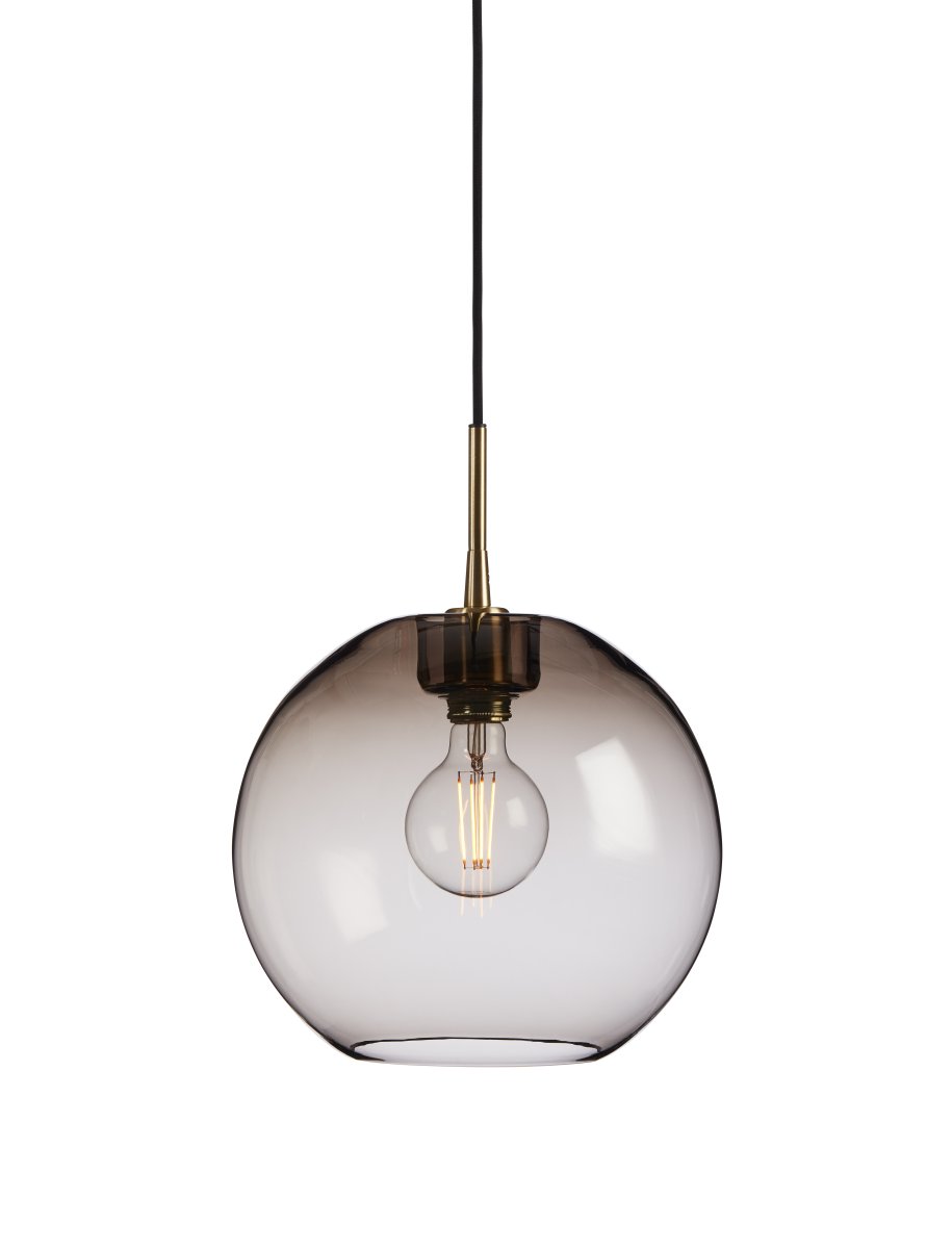 Gloria Ø32 Gerookt/messing hanglamp Van Belid - Dankzij de prachtige lichtstroom is Gloria een echte blikvanger in de kamer, perfect voor boven de eettafel, in de woonkamer of als luxe detail in de hal.