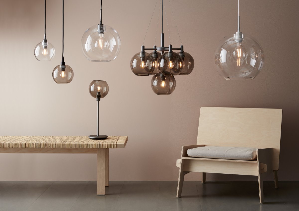 Gloria Ø20 Gerookt/messing hanglamp Van Belid - Gloria is een prachtige blikvanger en past perfect boven een eettafel of als luxe lamp in de woonkamer.