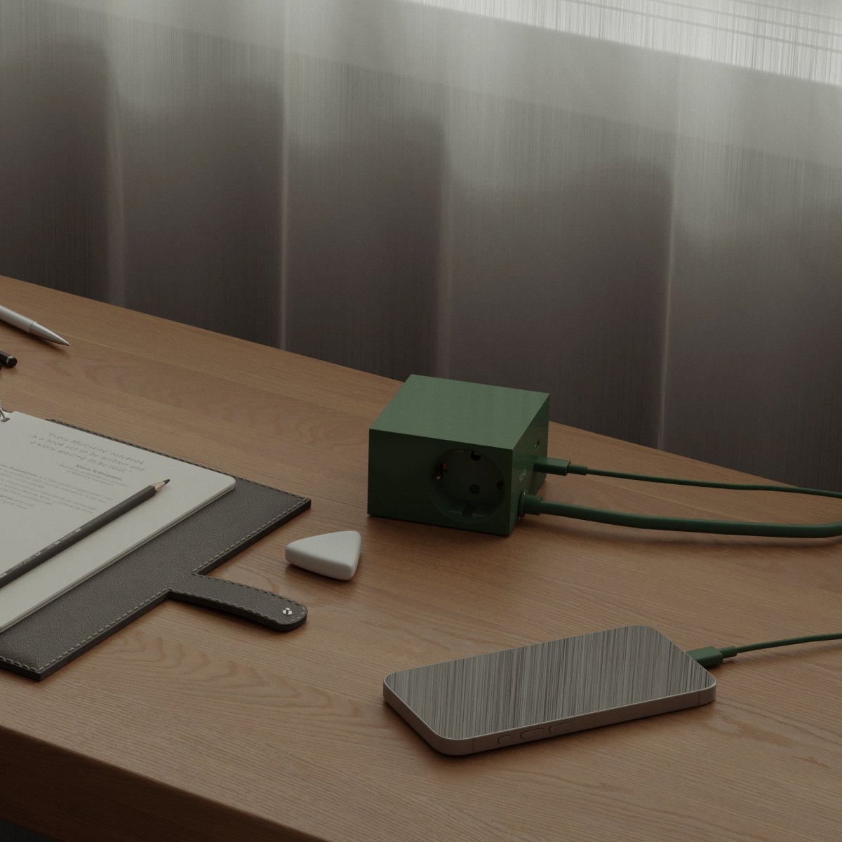 Cuboid+ Donkergroen Van Kord - In een tijdperk waarin technologie een vanzelfsprekend onderdeel is van het dagelijks leven, verdienen zelfs de meest alledaagse voorwerpen een prachtig design en doordachte afwerking.