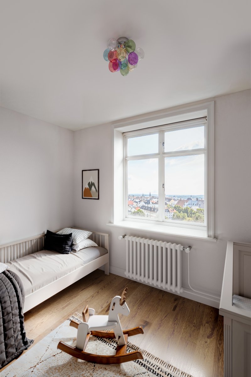 Gross Ø30 Veelkleurig plafondlamp Van By Rydéns - De Gross-familie heeft er een nieuw lid bij in de vorm van het veelkleurige glas.