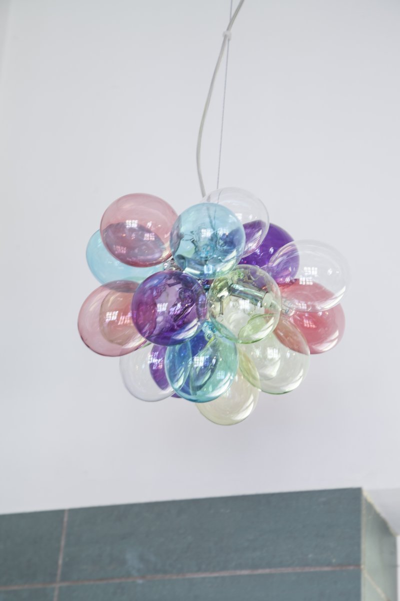 Gross Ø30 Veelkleurig hanglamp Van By Rydéns - Zoals de naam al doet vermoeden, is dit een kleinere versie van de Gross plafondlamp met een diameter van 30 centimeter.