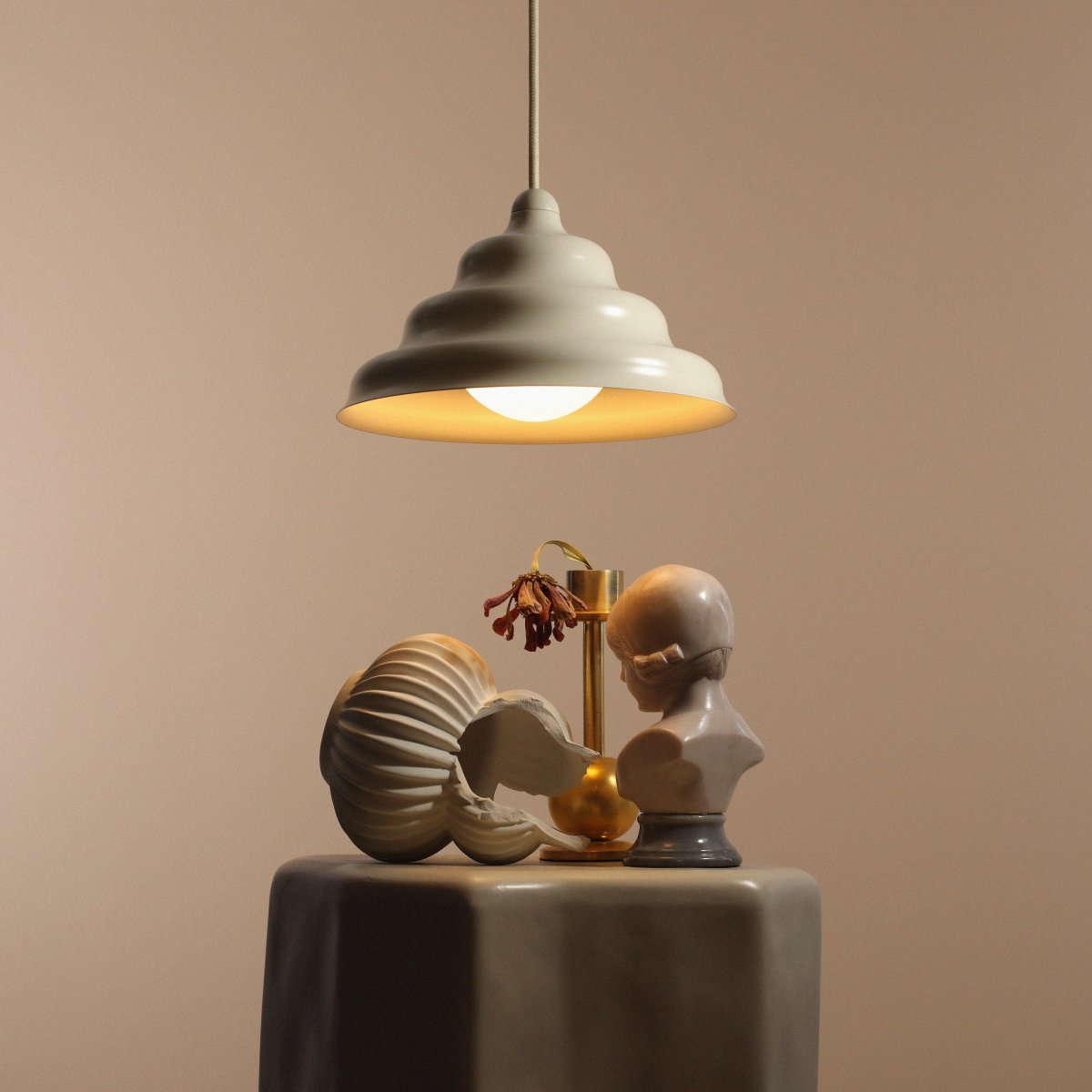 Wave Ø23 Crèmewit hanglamp Van Artera - Wave is een moderne hanglamp met een retrodesign, waardoor het een veelzijdige lamp is die in elk huis past.