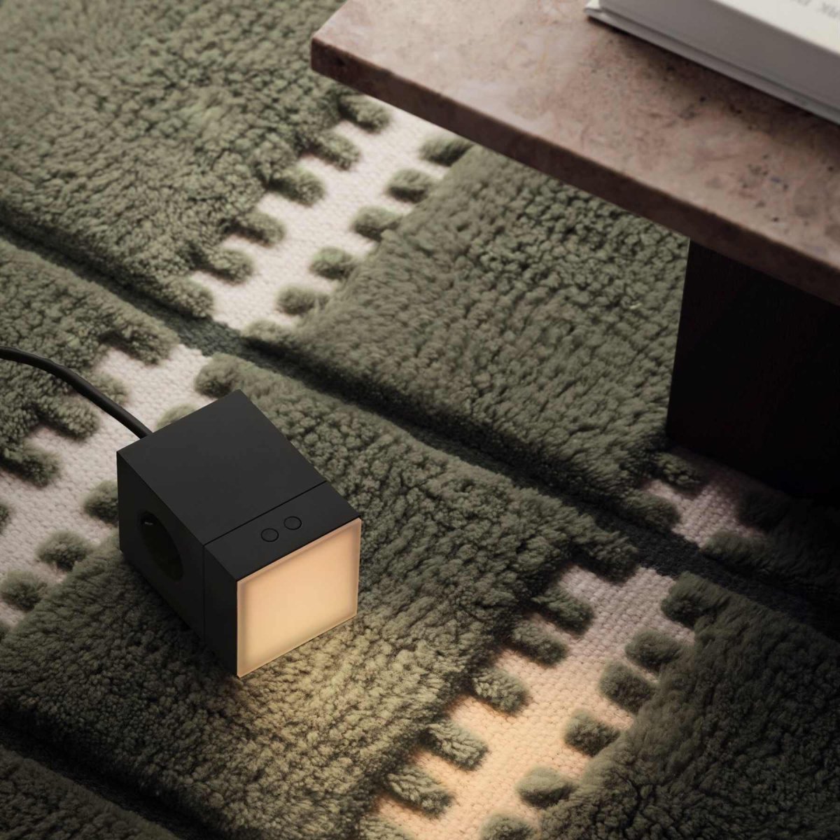 LAMP 1 - EU Zwart Van Avolt - Deze handige kleine lamp kan direct in het stopcontact (230V) worden gestoken en is perfect als nachtlampje of sfeerverlichting in de hal, slaapkamer of andere ruimtes waar u een zacht licht wilt.