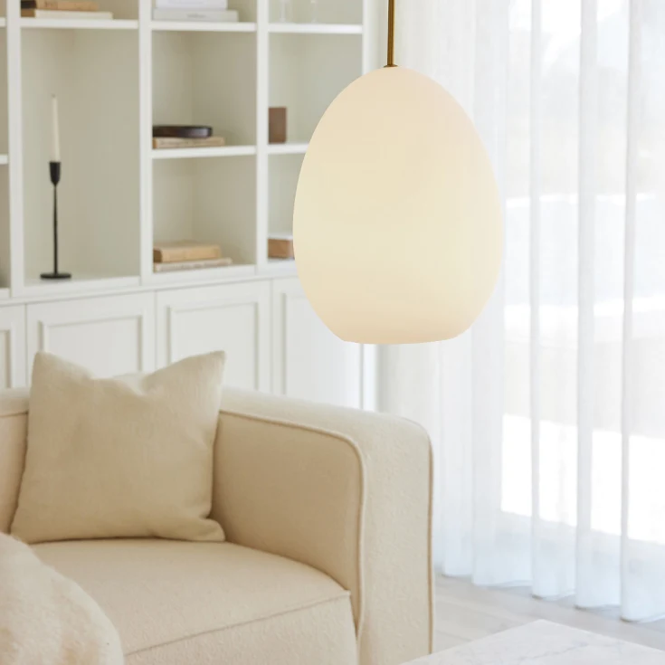 Bodø Ø28 Opaal hanglamp Van Halo Design - Het gladde oppervlak en de ronde vorm van het opaalglas zorgen voor een fijne lichtspreiding in de kamer en in combinatie met de messing details zorgt het voor elegantie.
