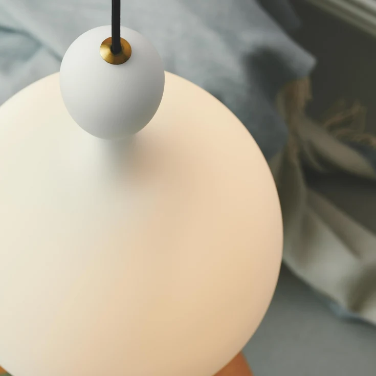 Dueodde Ø18 Opaal hanglamp Van Halo Design - De inspiratie voor het ontwerp komt van de zandloper, een object met veel charme waarvan het zand ooit afkomstig is van het strand van Dueodde op Bornholm, Denemarken.