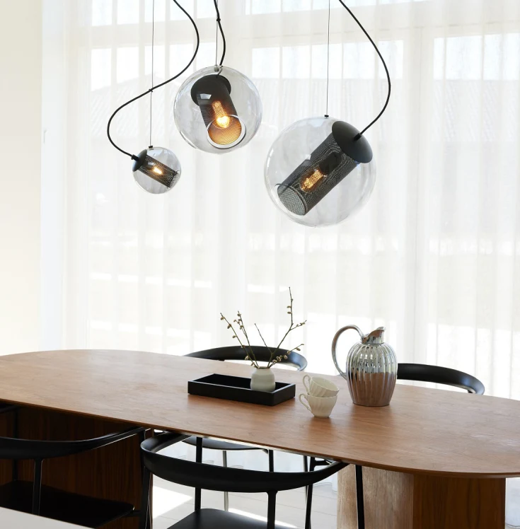 Forty-Five Ø35 Rookkleurig hanglamp Van Halo Design - Forty-five is een elegante lampenserie waarbij het centrale lichaam de lichtbron in een hoek van 45 graden houdt, vandaar de naam.