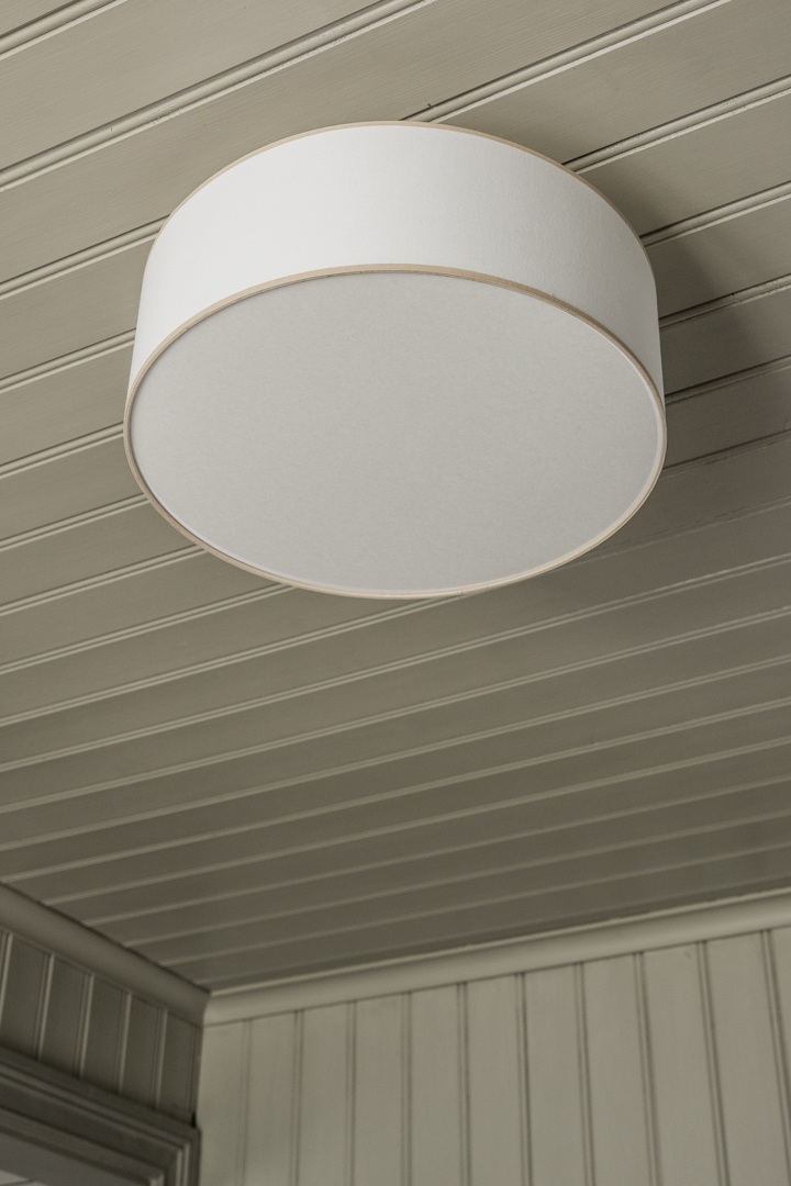 Theo Ø48 Wit/beige plafondlamp Van Alde & Lind - De beige rand geeft een klassieke uitstraling en past in de meeste huizen.
