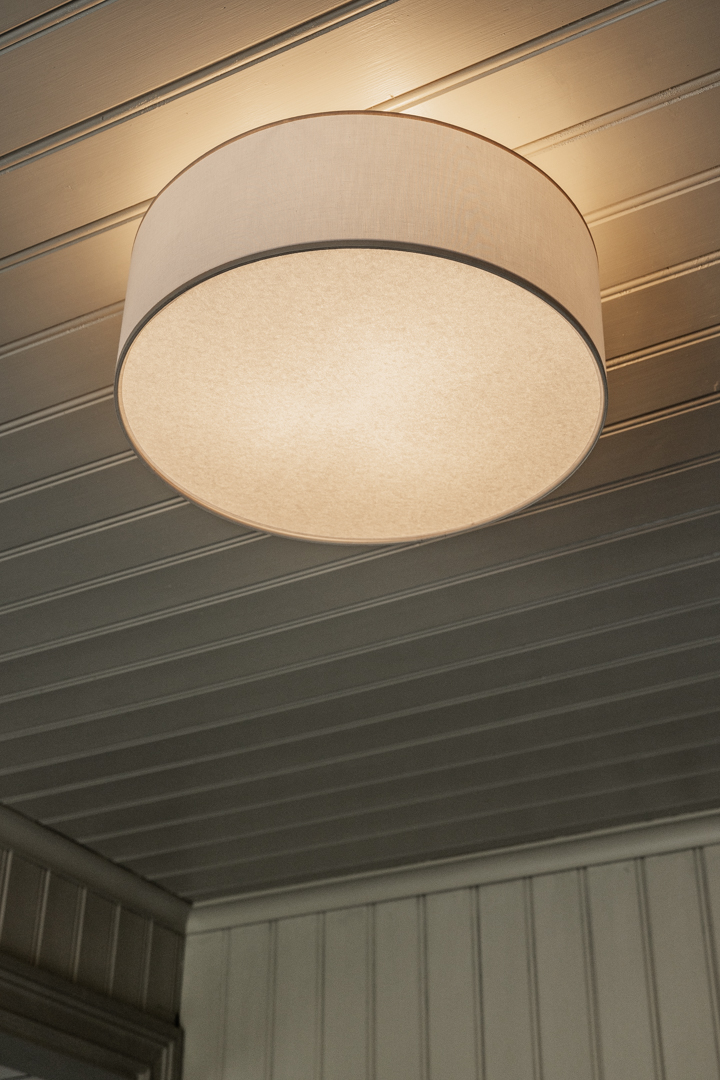 Theo Ø48 Wit/beige plafondlamp Van Alde & Lind - De beige rand geeft een klassieke uitstraling en past in de meeste huizen.