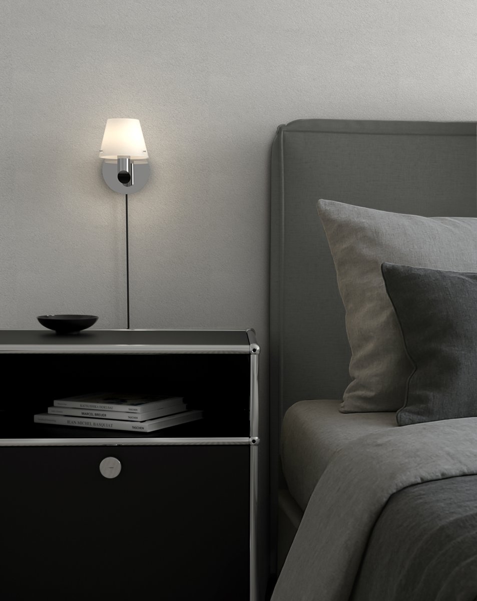 Gil Ø10 Chroom leeslamp Van Herstal - De opalen glazen kap zorgt voor een fijne lichtverspreiding en in combinatie met het chromen frame cre&euml;ert Gil sfeer, pr&eacute;sence en de karakteristieke Herstal-uitstraling.