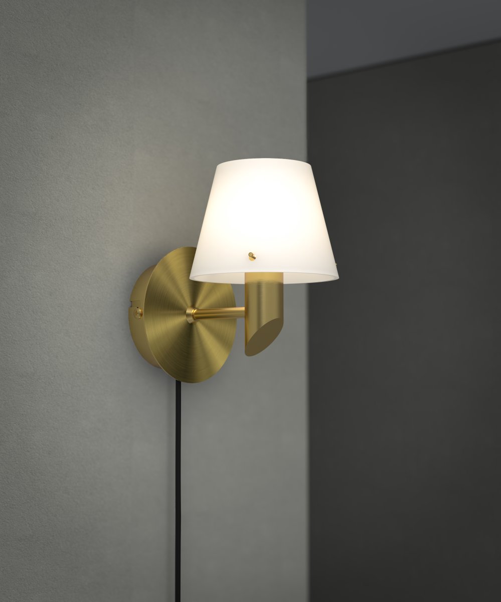 Gil Ø10 Messing leeslamp Van Herstal - De opalen glazen kap zorgt voor een fijne lichtverspreiding en in combinatie met het frame met satijn messing afwerking cre&euml;ert Gil sfeer, pr&eacute;sence en de karakteristieke Herstal-uitstraling.