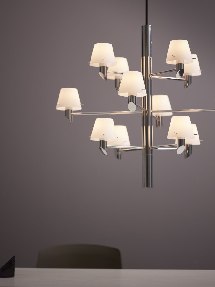 Gil Ø67 Chroom hanglamp Van Herstal - Of hij nu boven de eettafel hangt of een rustige hoek verlicht, Gil cre&euml;ert sfeer en het licht geeft vorm aan de ruimte.