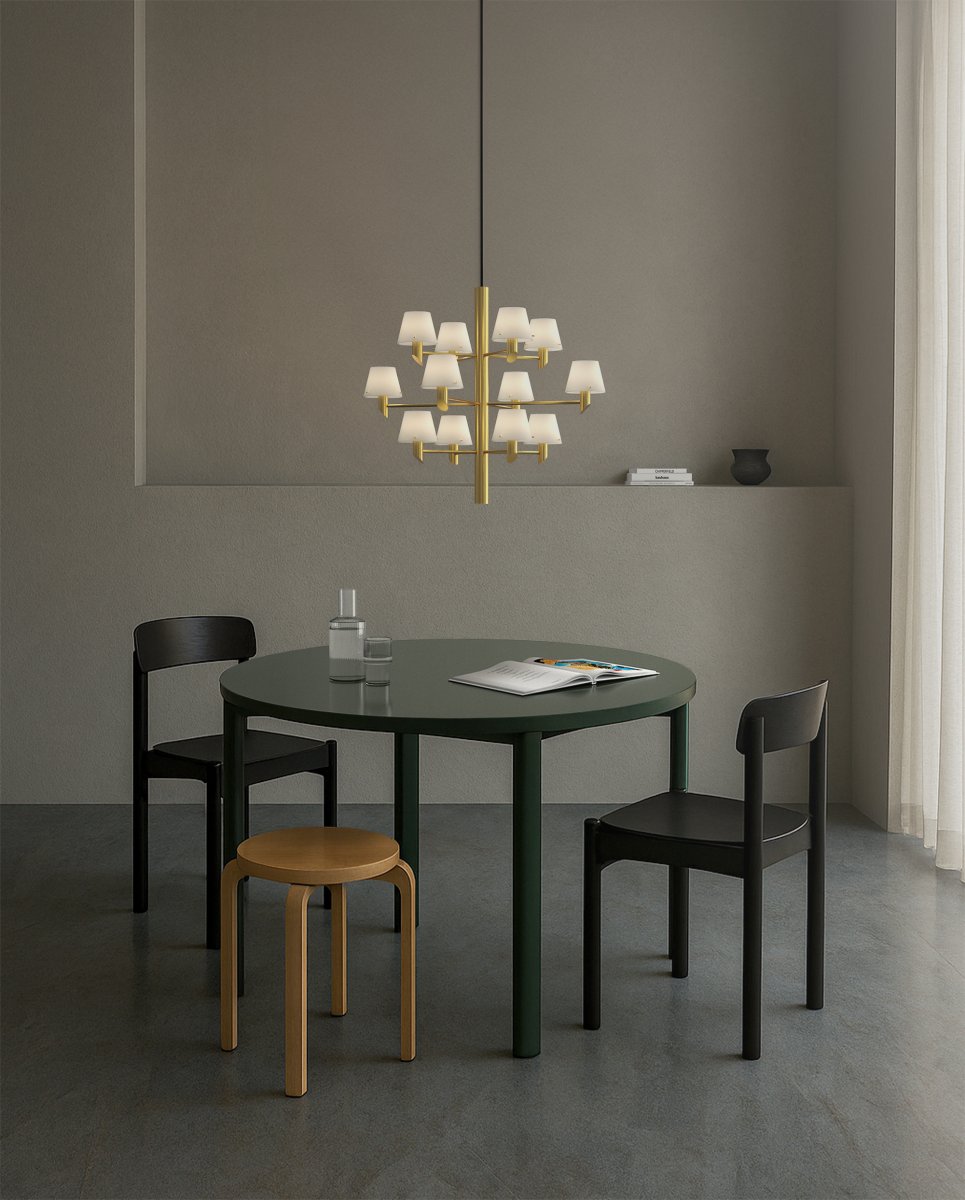 Gil Ø67 Messing hanglamp Van Herstal - Gil is een schitterende kroonluchter met messing afwerking die de essentie van Deens design belichaamt: klassiek, zacht maar toch gestructureerd.