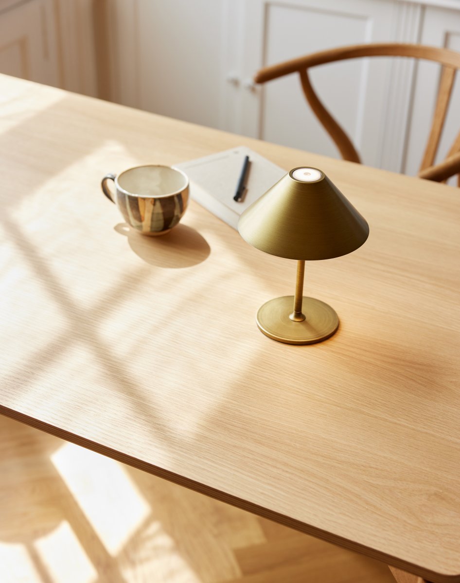 Hygge 25cm Antiek messing Draagbare Van Halo Design - Hygge is een veelzijdige en stijlvolle verlichting die geschikt is voor alle gelegenheden en beschikt over een dimfunctie.