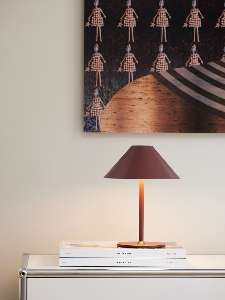 Hygge 20cm Kastanjebruin Draagbare Van Halo Design - Hygge is een veelzijdige en stijlvolle verlichting die geschikt is voor alle gelegenheden en beschikt over een dimfunctie.