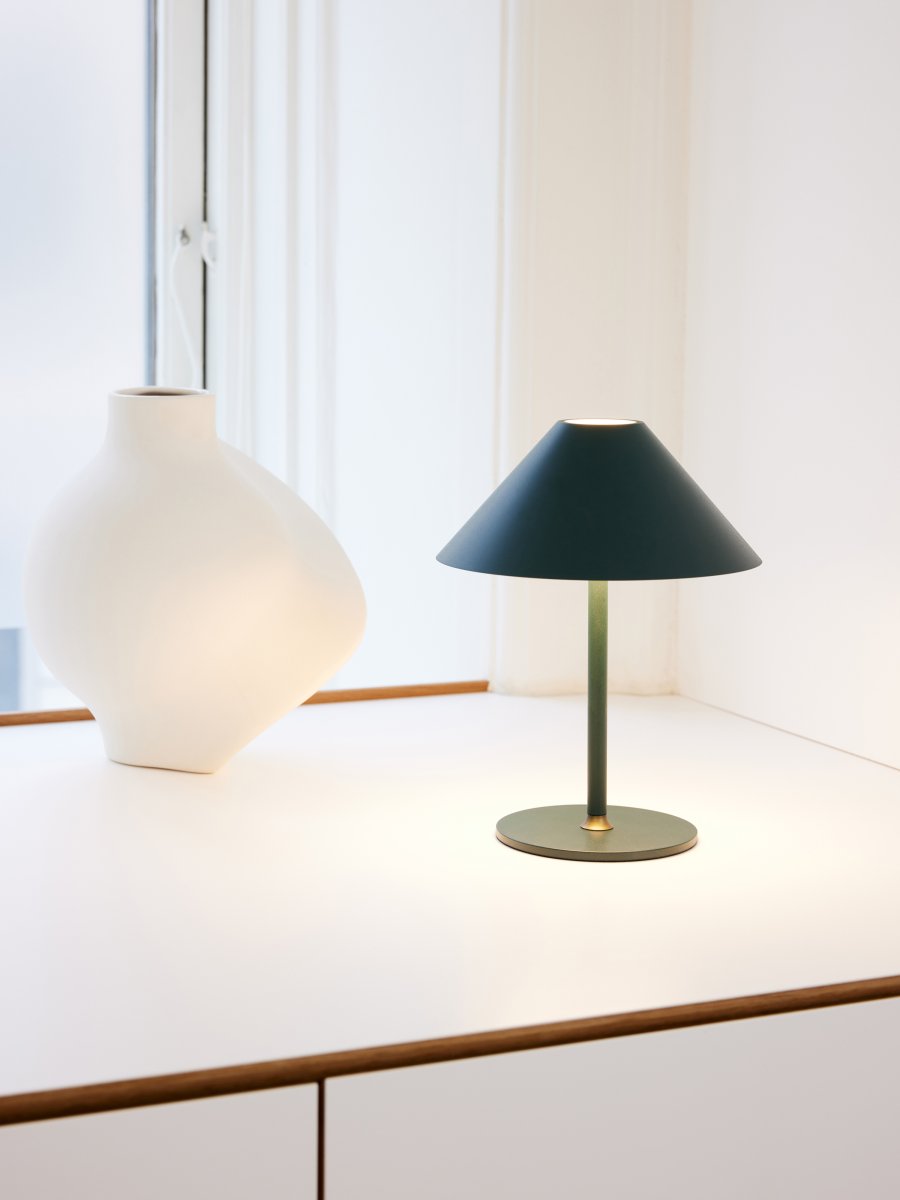 Hygge 20cm Groente Draagbare Van Halo Design - Hygge is een veelzijdige en stijlvolle verlichting die geschikt is voor alle gelegenheden en beschikt over een dimfunctie.