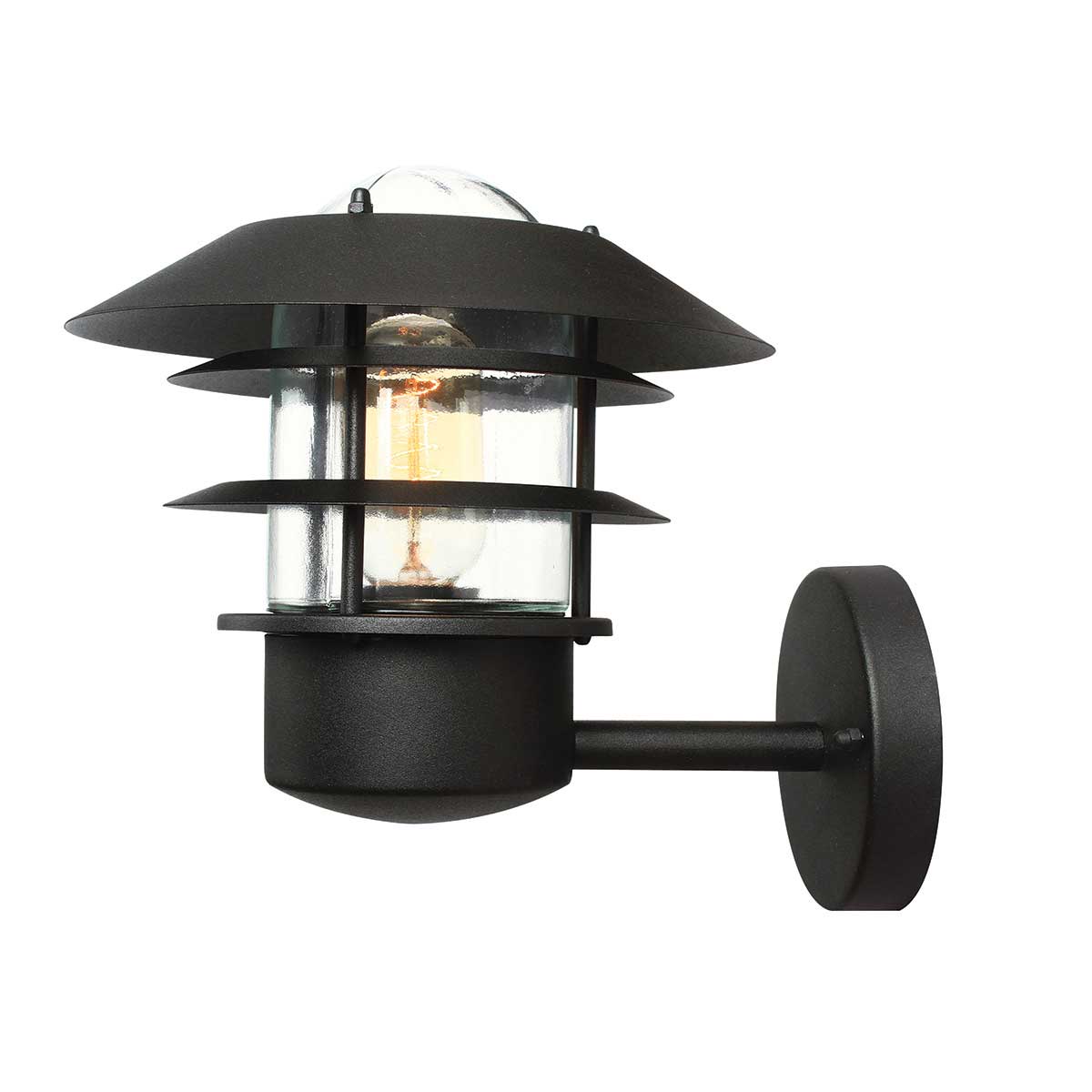 Helsingor Ø22 Zwart buitenlamp Van Elstead Lighting - Tillverkad av rostfritt st&aring;l i svart finish och glas, erbjuder den en slitstark och v&auml;derbest&auml;ndig konstruktion som &auml;r perfekt f&ouml;r fasader, entr&eacute;er och uteplatser.
