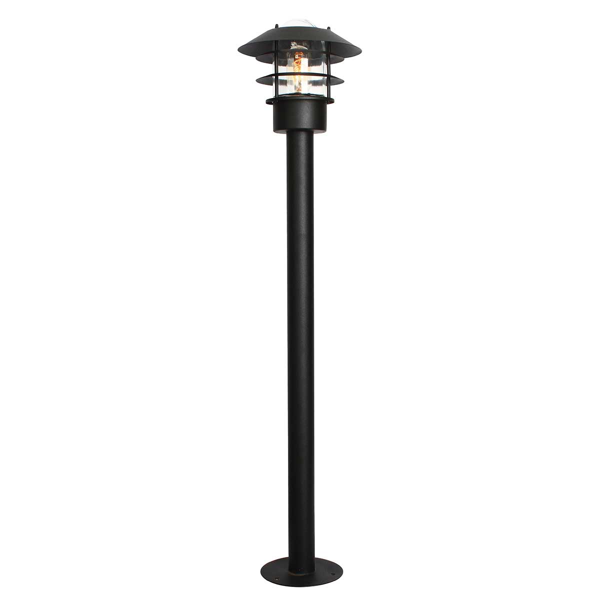 Helsingor 100cm Zwart lichtpaaltjes Van Elstead Lighting - Tillverkad av rostfritt st&aring;l i svart finish och glas, erbjuder den en slitstark och v&auml;derbest&auml;ndig konstruktion som &auml;r perfekt vid uppfarter, entr&eacute;er eller tr&auml;dg&aring;rdsg&aring;ngar.