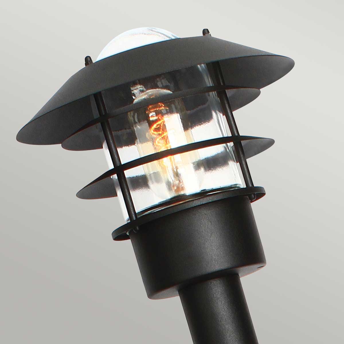Helsingor 100cm Zwart lichtpaaltjes Van Elstead Lighting - Tillverkad av rostfritt st&aring;l i svart finish och glas, erbjuder den en slitstark och v&auml;derbest&auml;ndig konstruktion som &auml;r perfekt vid uppfarter, entr&eacute;er eller tr&auml;dg&aring;rdsg&aring;ngar.