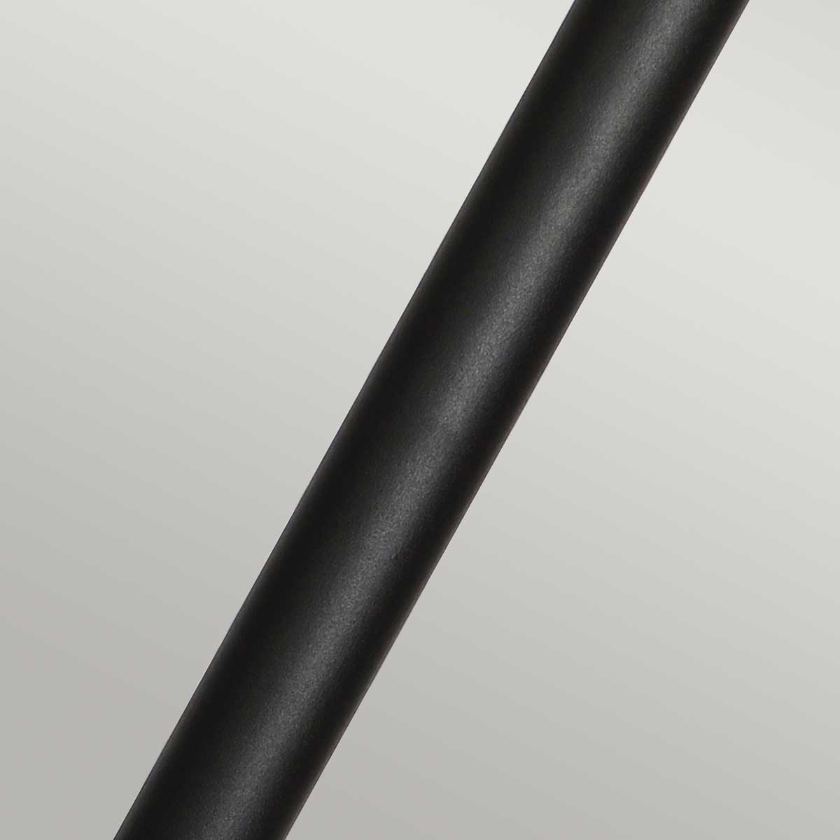 Helsingor 100cm Zwart lichtpaaltjes Van Elstead Lighting - Tillverkad av rostfritt st&aring;l i svart finish och glas, erbjuder den en slitstark och v&auml;derbest&auml;ndig konstruktion som &auml;r perfekt vid uppfarter, entr&eacute;er eller tr&auml;dg&aring;rdsg&aring;ngar.