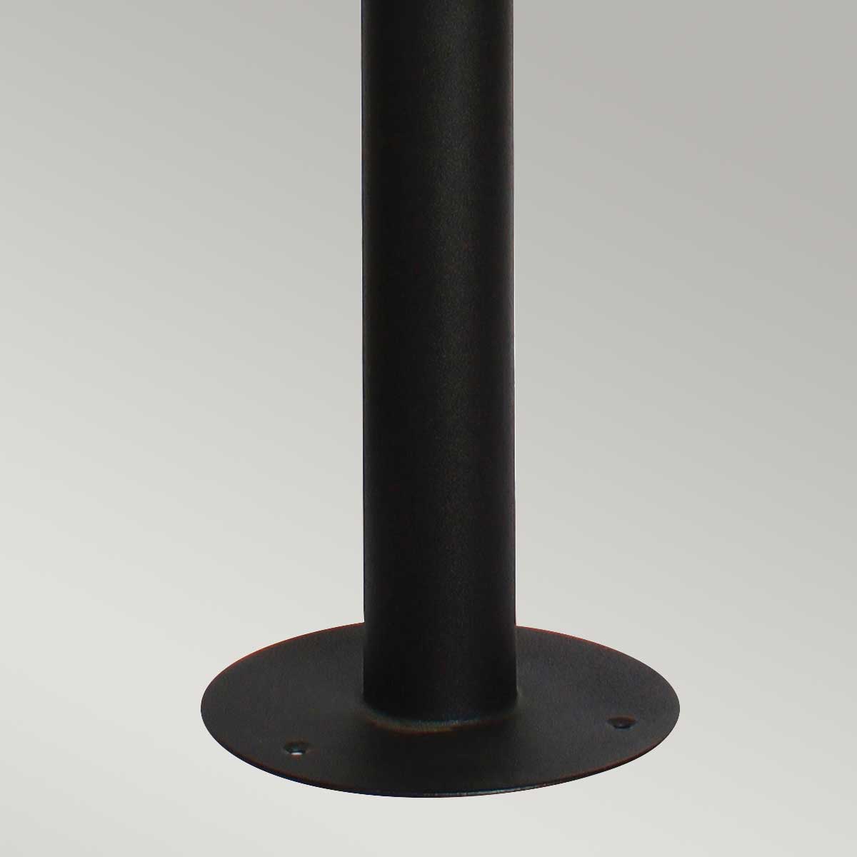 Helsingor 100cm Zwart lichtpaaltjes Van Elstead Lighting - Tillverkad av rostfritt st&aring;l i svart finish och glas, erbjuder den en slitstark och v&auml;derbest&auml;ndig konstruktion som &auml;r perfekt vid uppfarter, entr&eacute;er eller tr&auml;dg&aring;rdsg&aring;ngar.