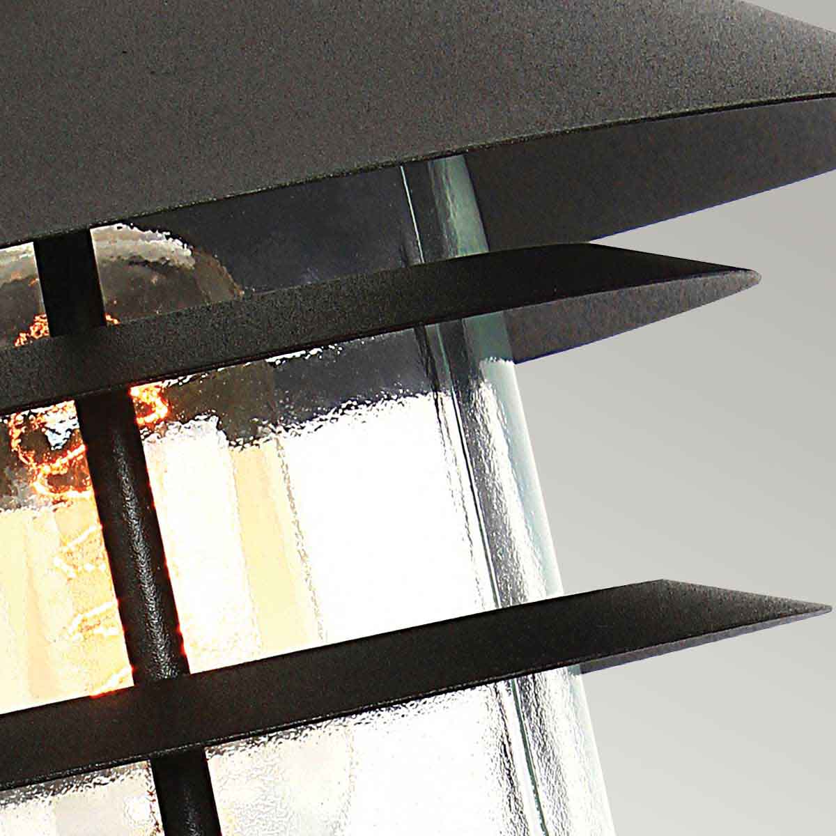 Helsingor 30cm Zwart Van Elstead Lighting - Tillverkad av rostfritt st&aring;l i svart finish och glas, erbjuder den en slitstark och v&auml;derbest&auml;ndig konstruktion som &auml;r perfekt f&ouml;r entr&eacute;er, tr&auml;dg&aring;rdsg&aring;ngar och uteplatser.