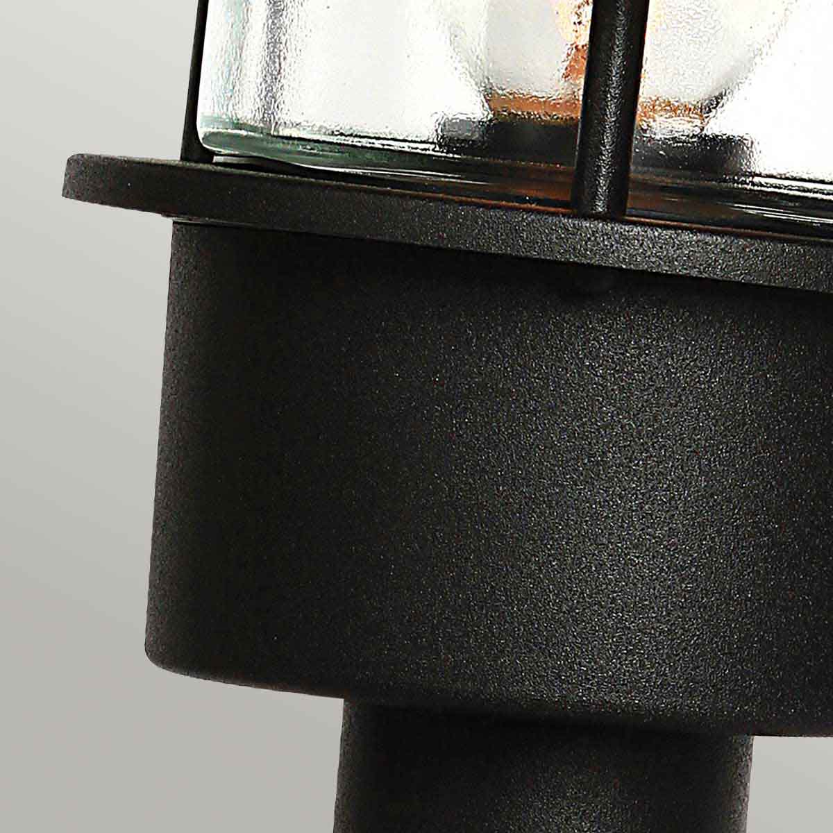 Helsingor 30cm Zwart Van Elstead Lighting - Tillverkad av rostfritt st&aring;l i svart finish och glas, erbjuder den en slitstark och v&auml;derbest&auml;ndig konstruktion som &auml;r perfekt f&ouml;r entr&eacute;er, tr&auml;dg&aring;rdsg&aring;ngar och uteplatser.