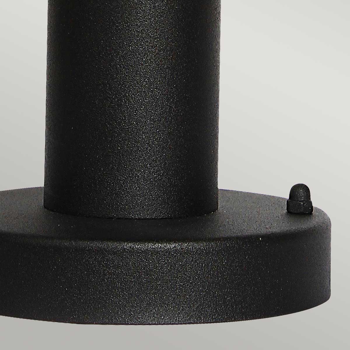 Helsingor 30cm Zwart Van Elstead Lighting - Tillverkad av rostfritt st&aring;l i svart finish och glas, erbjuder den en slitstark och v&auml;derbest&auml;ndig konstruktion som &auml;r perfekt f&ouml;r entr&eacute;er, tr&auml;dg&aring;rdsg&aring;ngar och uteplatser.