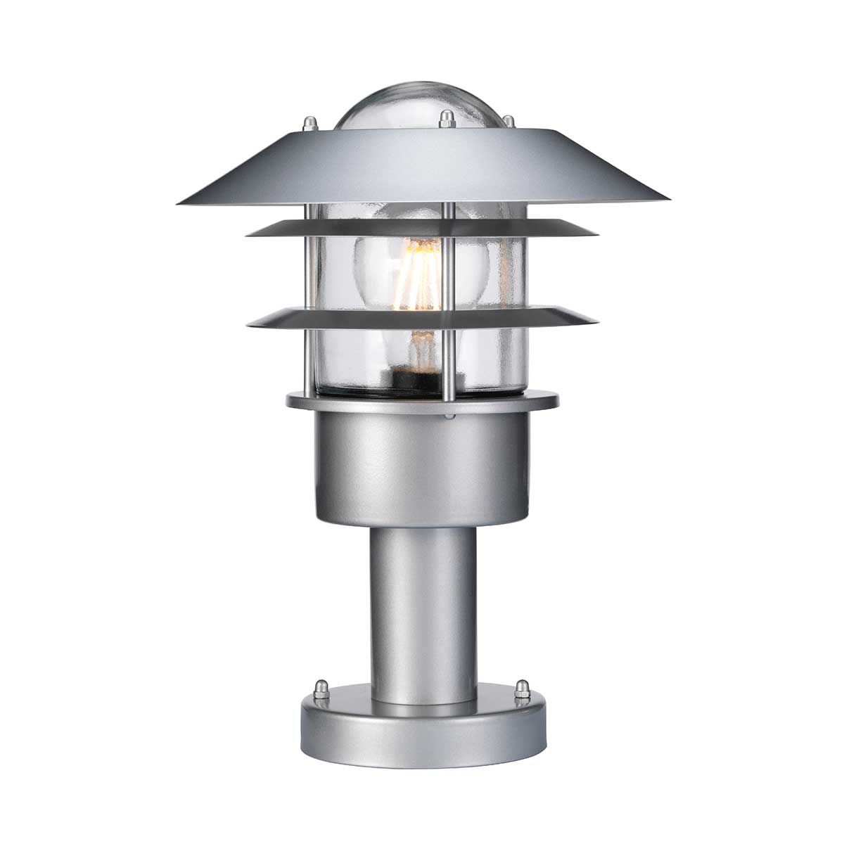 Helsingor 30cm Zilver Van Elstead Lighting - Tillverkad av rostfritt st&aring;l i silverfinish och glas, erbjuder den en slitstark och v&auml;derbest&auml;ndig konstruktion som &auml;r perfekt f&ouml;r entr&eacute;er, tr&auml;dg&aring;rdsg&aring;ngar och uteplatser.