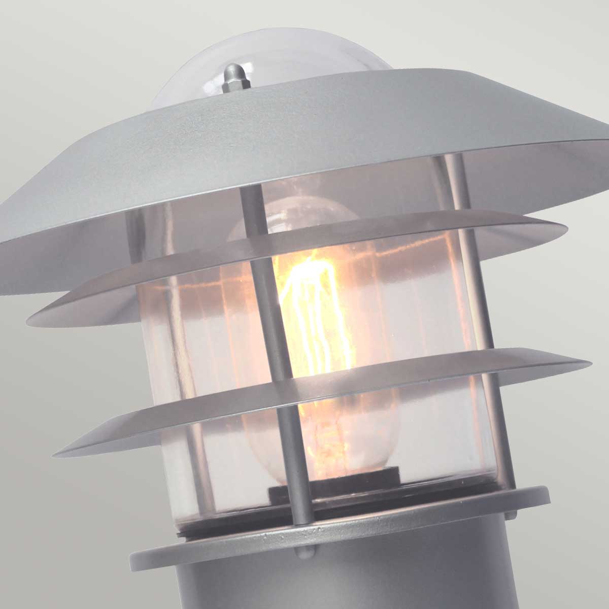 Helsingor 30cm Zilver Van Elstead Lighting - Tillverkad av rostfritt st&aring;l i silverfinish och glas, erbjuder den en slitstark och v&auml;derbest&auml;ndig konstruktion som &auml;r perfekt f&ouml;r entr&eacute;er, tr&auml;dg&aring;rdsg&aring;ngar och uteplatser.