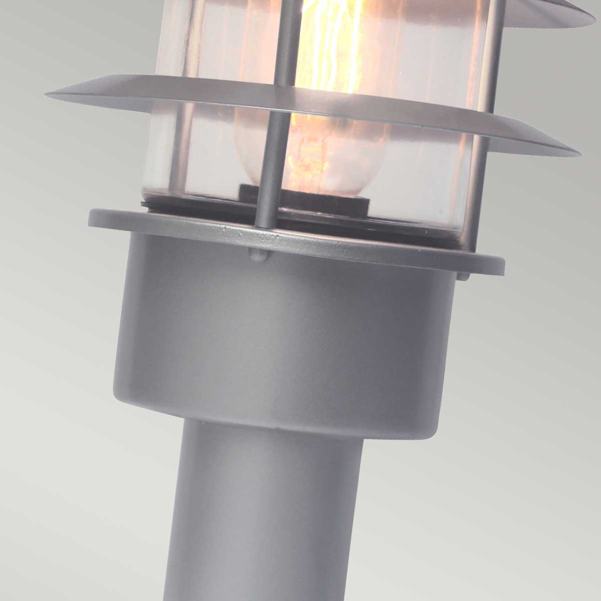 Helsingor 30cm Zilver Van Elstead Lighting - Tillverkad av rostfritt st&aring;l i silverfinish och glas, erbjuder den en slitstark och v&auml;derbest&auml;ndig konstruktion som &auml;r perfekt f&ouml;r entr&eacute;er, tr&auml;dg&aring;rdsg&aring;ngar och uteplatser.