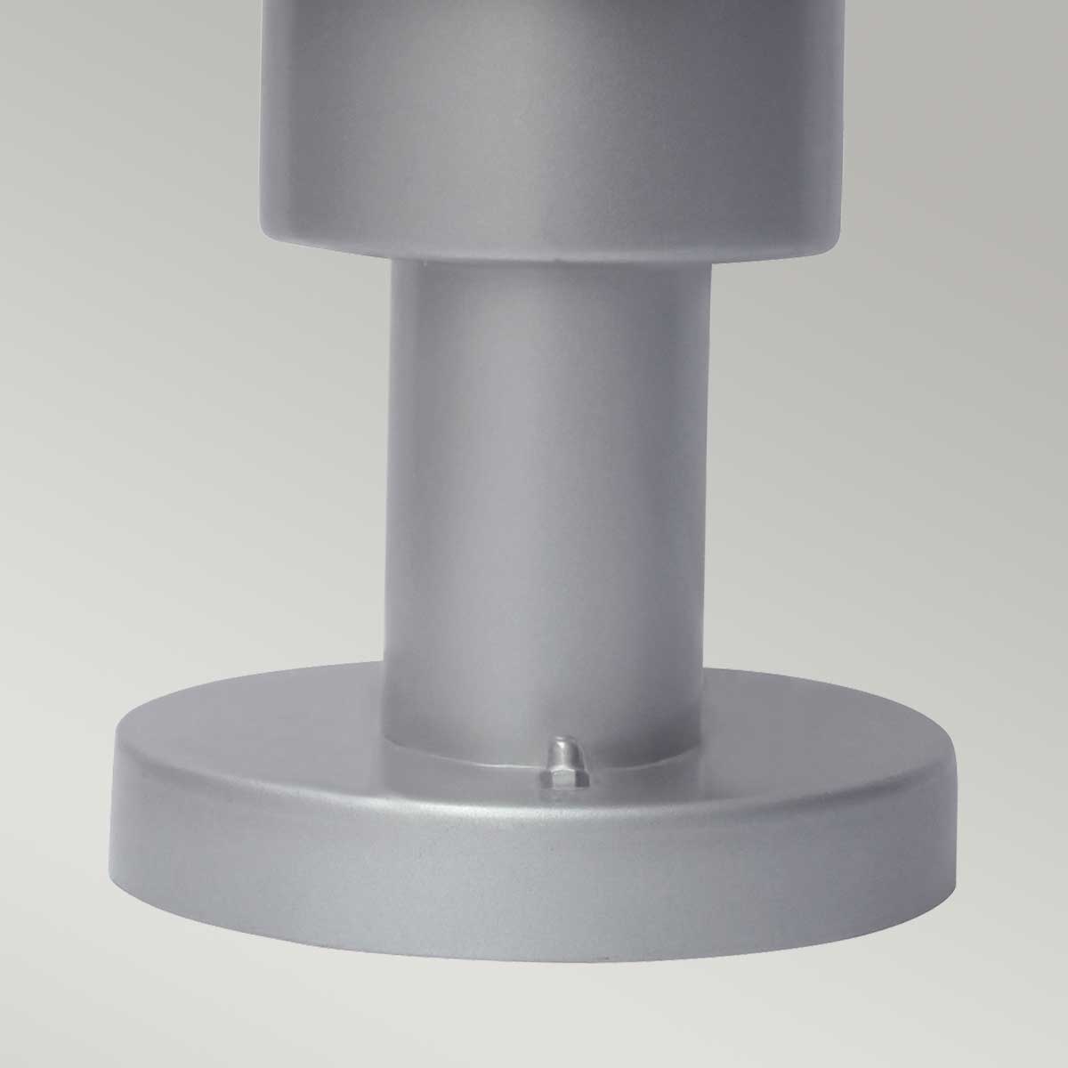 Helsingor 30cm Zilver Van Elstead Lighting - Tillverkad av rostfritt st&aring;l i silverfinish och glas, erbjuder den en slitstark och v&auml;derbest&auml;ndig konstruktion som &auml;r perfekt f&ouml;r entr&eacute;er, tr&auml;dg&aring;rdsg&aring;ngar och uteplatser.