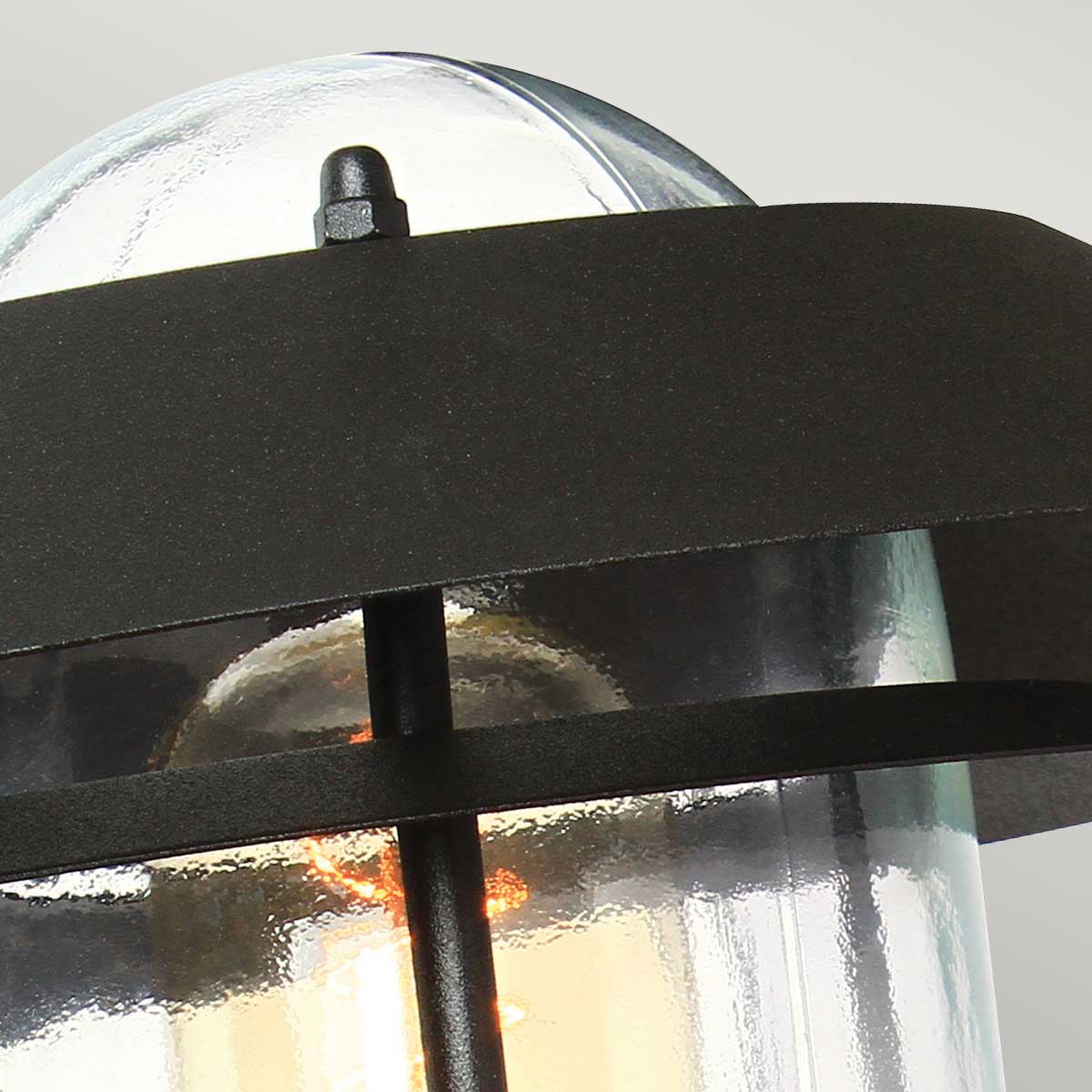Helsingor PIR Ø22 Zwart buitenlamp Van Elstead Lighting - Tillverkad av rostfritt st&aring;l i svart finish och glas, erbjuder den en robust och v&auml;derbest&auml;ndig konstruktion som &auml;r perfekt f&ouml;r fasader, entr&eacute;er och uteplatser.