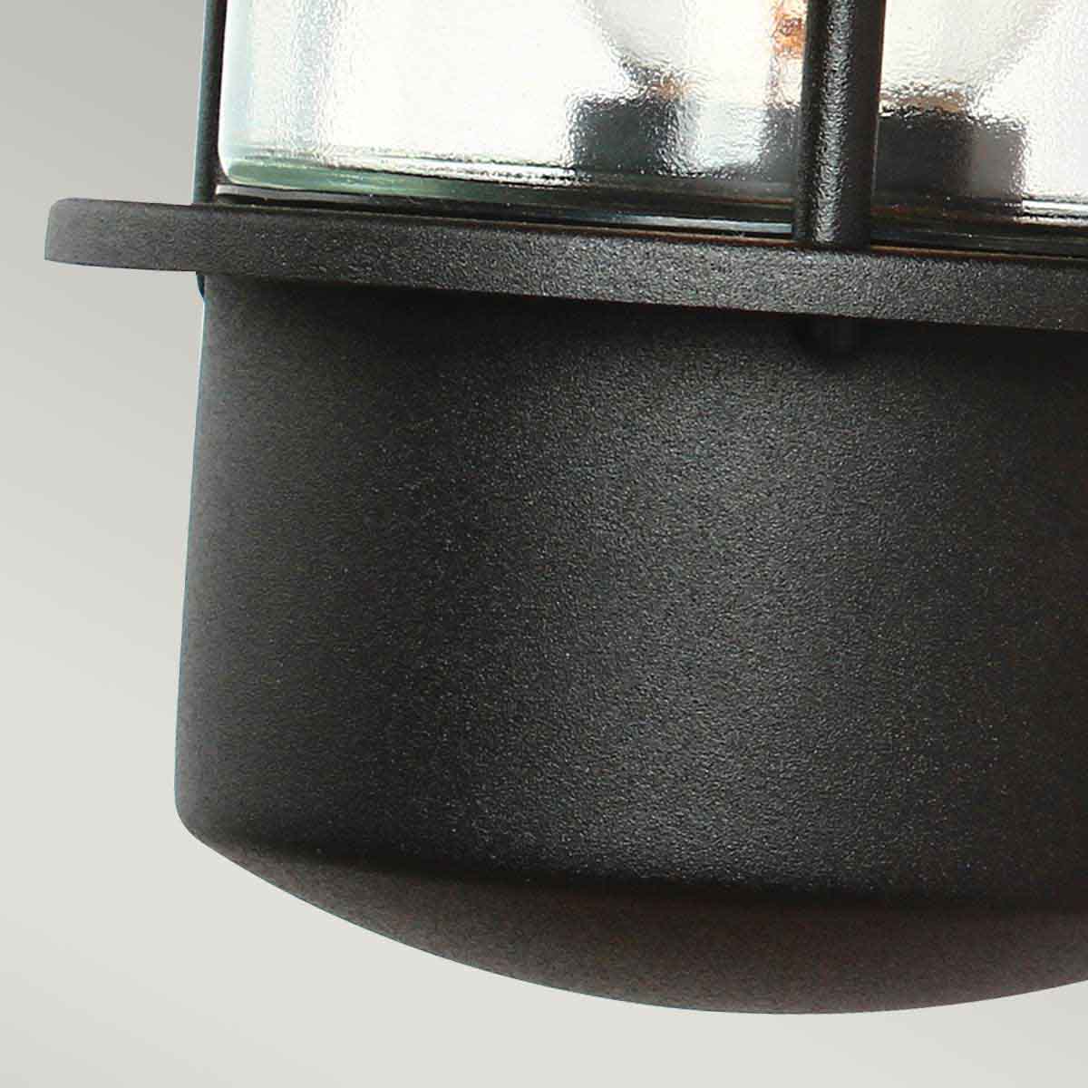 Helsingor PIR Ø22 Zwart buitenlamp Van Elstead Lighting - Tillverkad av rostfritt st&aring;l i svart finish och glas, erbjuder den en robust och v&auml;derbest&auml;ndig konstruktion som &auml;r perfekt f&ouml;r fasader, entr&eacute;er och uteplatser.