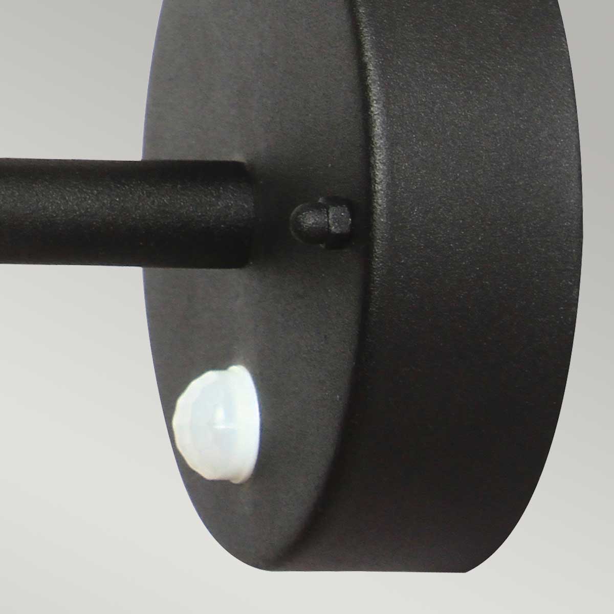 Helsingor PIR Ø22 Zwart buitenlamp Van Elstead Lighting - Tillverkad av rostfritt st&aring;l i svart finish och glas, erbjuder den en robust och v&auml;derbest&auml;ndig konstruktion som &auml;r perfekt f&ouml;r fasader, entr&eacute;er och uteplatser.