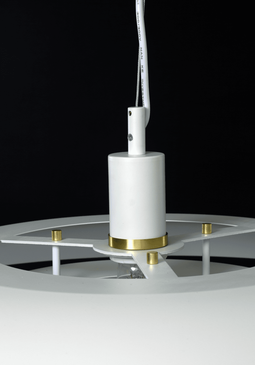 Epsilon Ø56 Matwit hanglamp Van Aneta Lighting - De Epsilon wordt geleverd met twee sets decoratieve ringen en knoppen; u kunt kiezen tussen chroom en mat messing, afhankelijk van wat het beste bij uw interieur past.