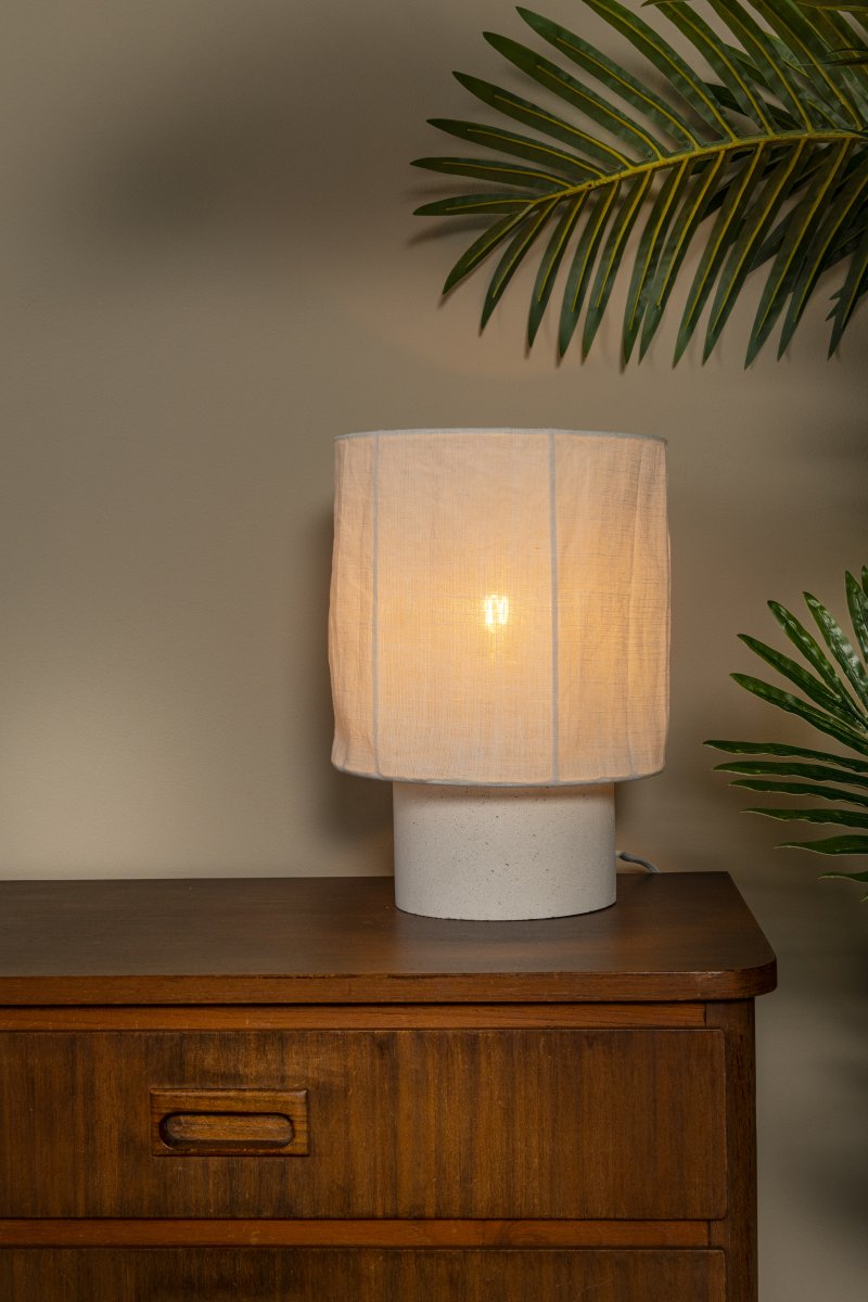Tissaja 28cm Wit tafellamp Van Lucide - Het resultaat is een warme en uitnodigende verlichting die perfect past op een nachtkastje, bij het raam of op een dressoir in de woonkamer.