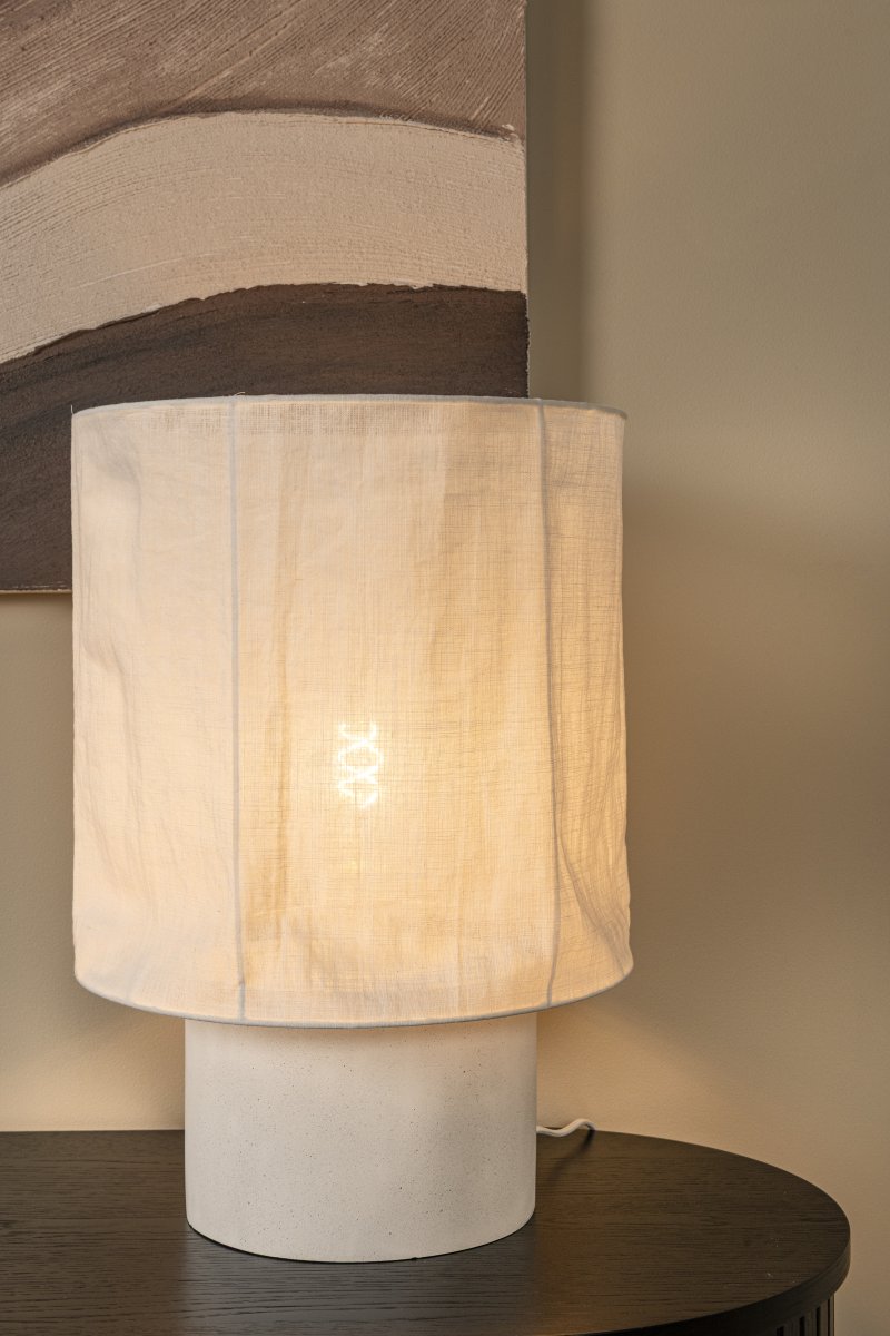 Tissaja 50cm Wit tafellamp Van Lucide - Het resultaat is een warme en uitnodigende verlichting die perfect past op een nachtkastje, bij het raam of op een dressoir in de woonkamer.